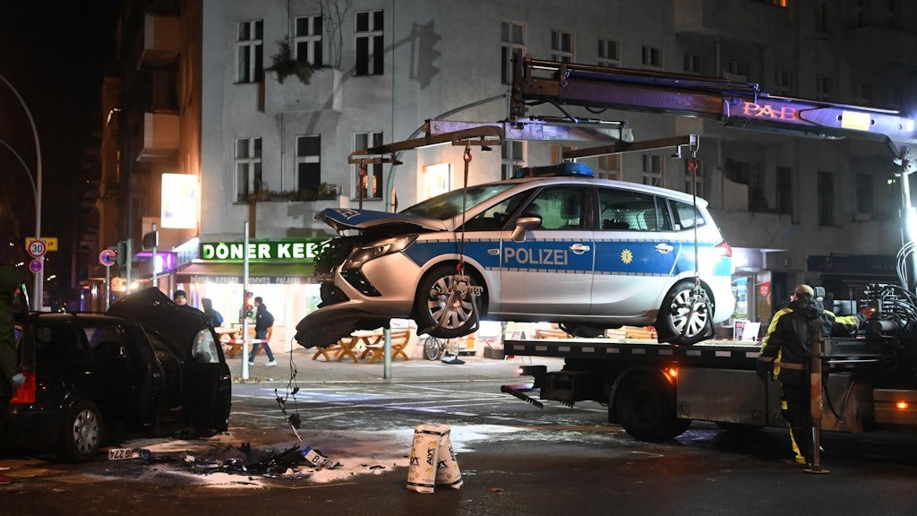 An beiden Fahrzeugen, die bei der Verfolgungsjagd in Moabit kollidierten, entstand großer Schaden.