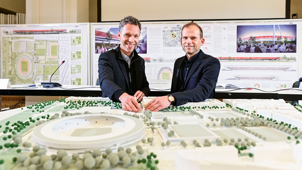 Nach ihren Plänen sollen das Jahnstadion neu und der Jahnsportpark umgestaltet werden: Carsten Otto (l.) und Christian Müller von O+M Architekten am Modell.