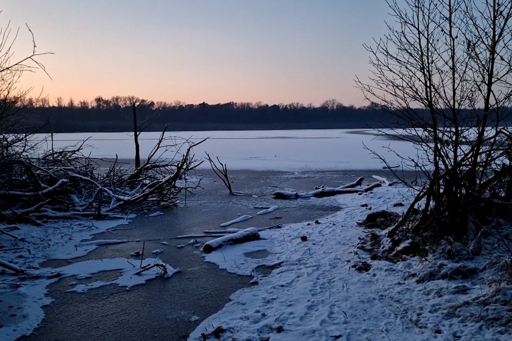 Eine dünne Eisschicht bedeckt den Gördensee. Die Behörden in Brandenburg warnen vor dem Betreten von Eisflächen. 
