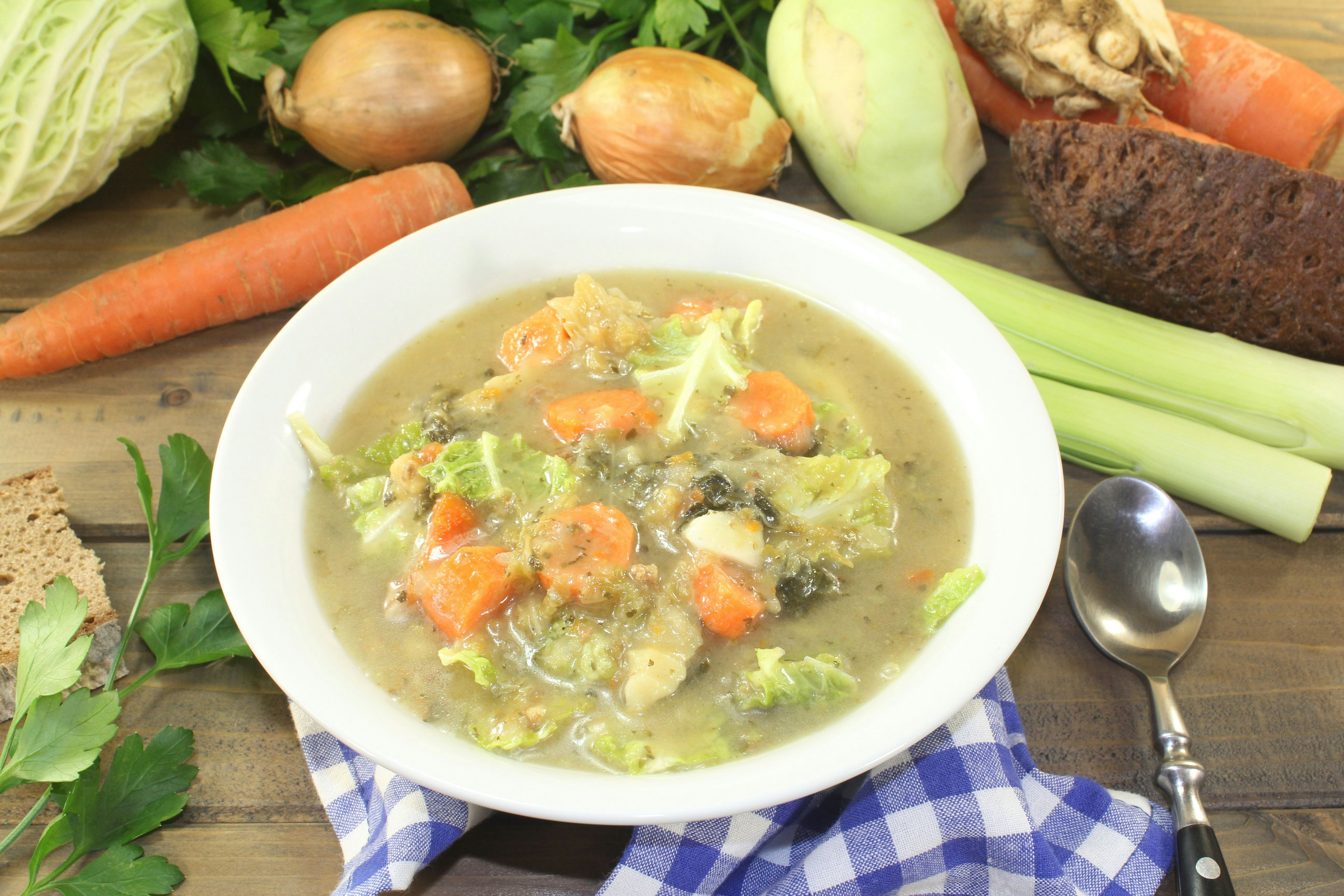 Wirsing-Eintopf mit Schweinefleisch und Äpfeln – Omas geniales Rezept ...