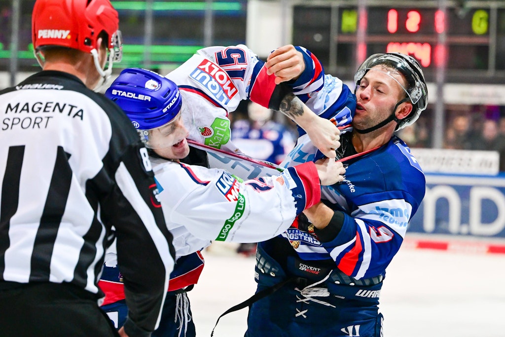 Iserlohns Brent Raedeke (r.) und Eisbär Manuel Wiederer wechseln die Sportart.