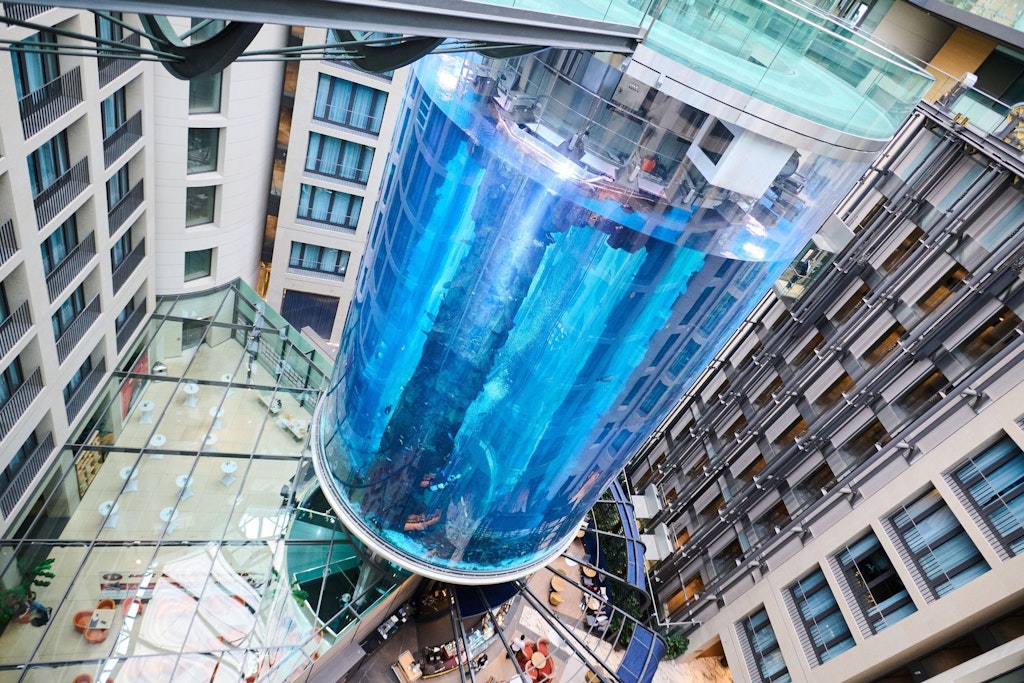 Das größte freistehende zylindrische Aquarium der Welt: Es ist im Jahr 2020 umfassend modernisiert worden. 