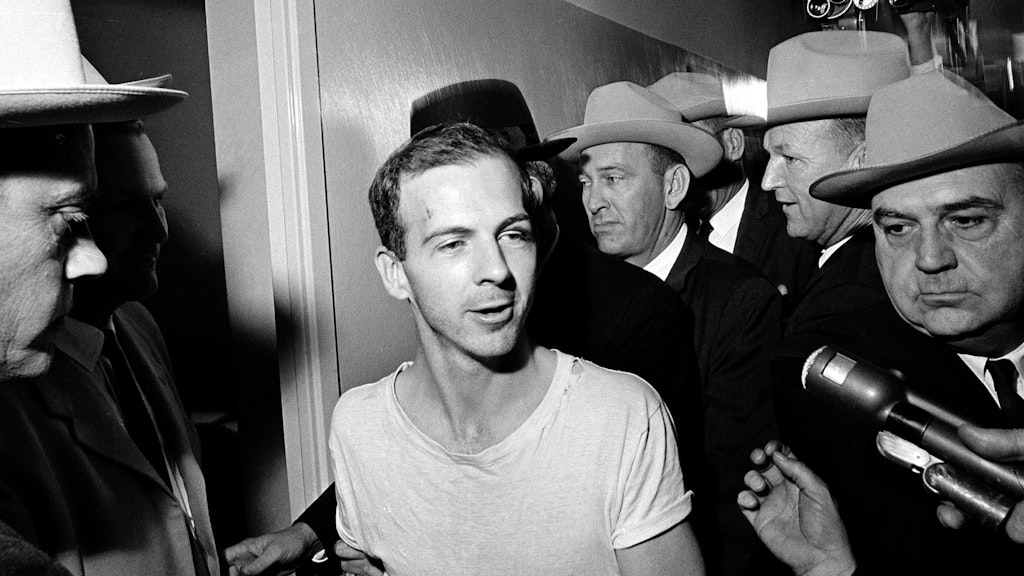 Lee Harvey Oswald, von Kriminalbeamten umringt, am 23.11.1963 in Dallas.
