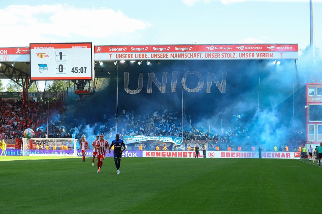 Auch die Fans von Hertha BSC fackelten im Derby gegen den 1. FC Union. Die Strafe des DFB war jedoch nicht ganz so hoch. 
