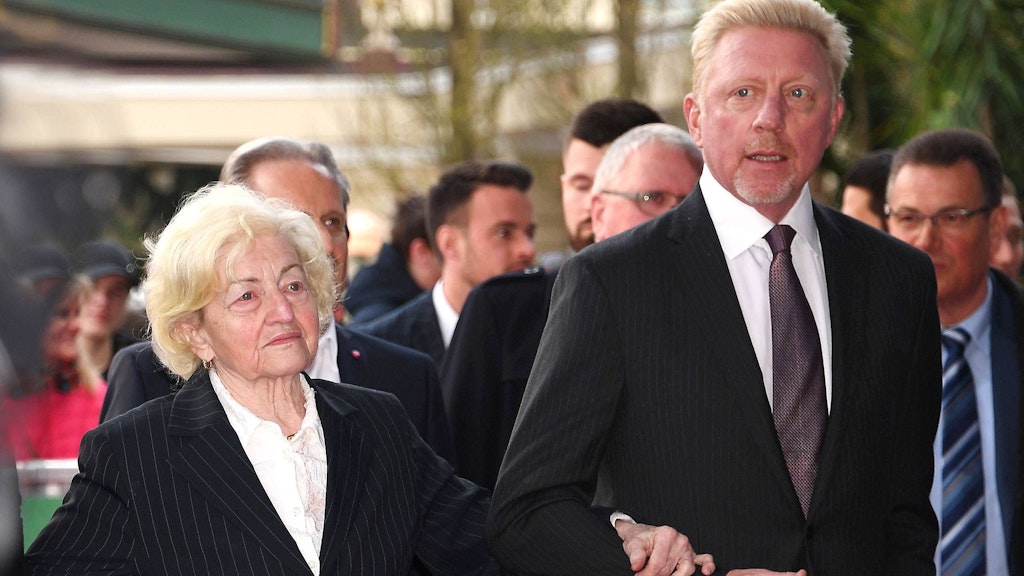 Boris Becker mit seiner Mutter Elvira: Bei ihr könnte er nach seiner Haftentlassung zunächst unterkommen.