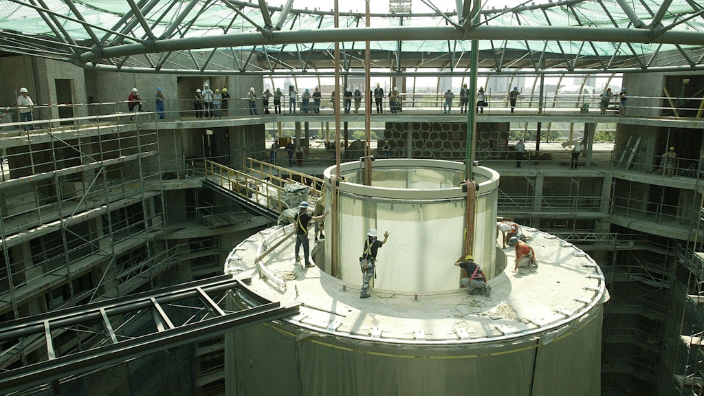 Das riesige Aquarium beim Bau im Jahr 2003.