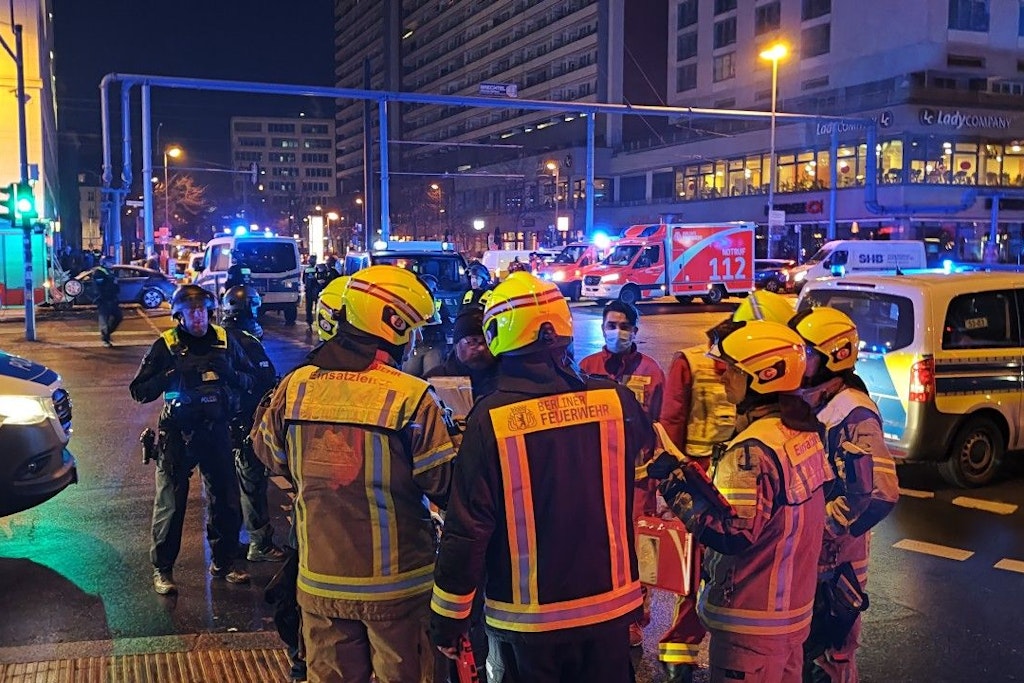 Die Feuerwehr ist im Großeinsatz. Es liegen Trümmerteile auf der Fahrbahn.