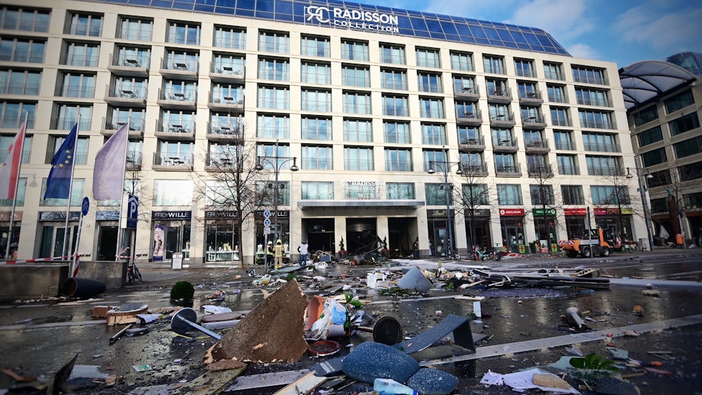 Trümmer liegen auf der Karl-Liebknecht-Straße vor einem Hotel. In dem Hotel Radisson Blue war das riesig Aquarium geplatzt. Wasser strömte bis auf die Straße.