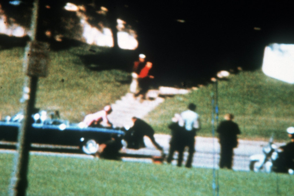 Tödliche Schüsse auf den US-Präsidenten in Dallas. Ein Amateur machte die Aufnahmen von der Ermordung Kennedys am 22. November 1963. 