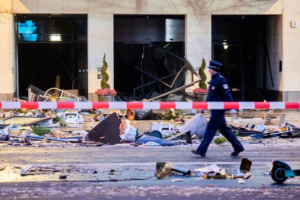 Trümmer liegen auf der Karl-Liebknecht-Straße vor dem Radisson Hotel. 