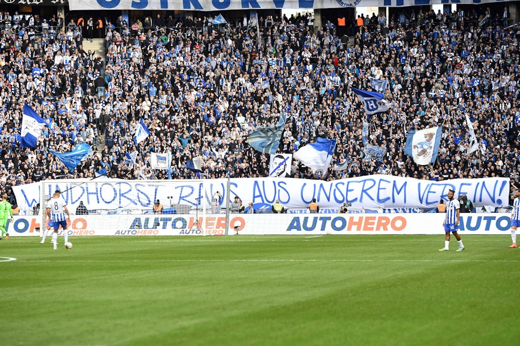 Herthas Ostkurve macht nach dem Bekanntwerden des Spionage-Skandals von Lars Windhorst deutlich, was die Fans fordern. 
