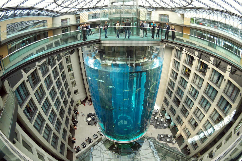 Der AquaDom war das größte freistehende zylindrische Aquarium der Welt.