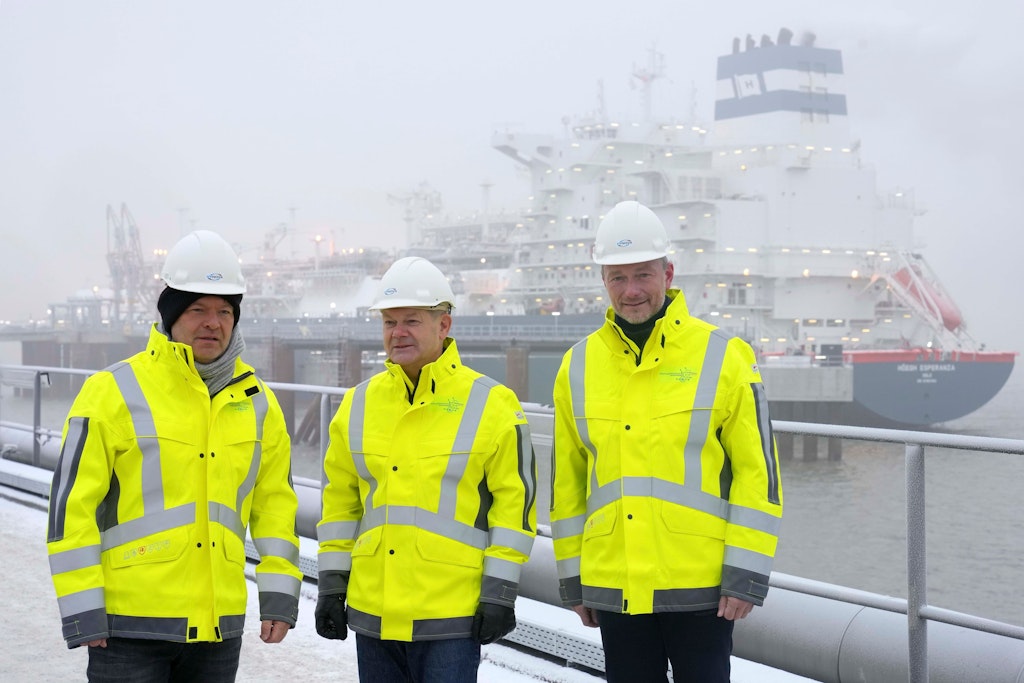 Kanzler Olaf Scholz (M), Wirtschaftsminister Robert Habeck (l.) und Finanzminister Christian Lindner bei der Eröffnung des LNG-Terminals in Wilhelmshaven.