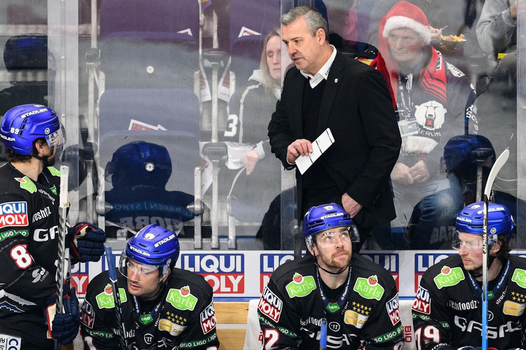 Trainer Serge Aubin und seine Eisbären sieht man aktuell mehr grübeln als jubeln.