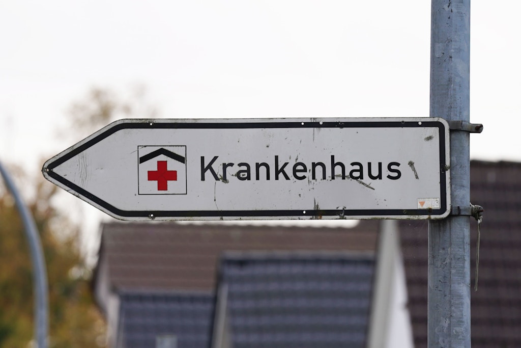 Viele Kliniken sind an ihrer Belastungsgrenze. Es kommt zu Spannungen. (Symbolbild)