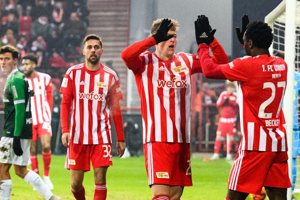 Na, wie haben wir das gemacht? Tim Skarke und Sheraldo Becker (r.) klatschen nach ihren Taum-Kombination zum 3:1 zufrieden ab. 