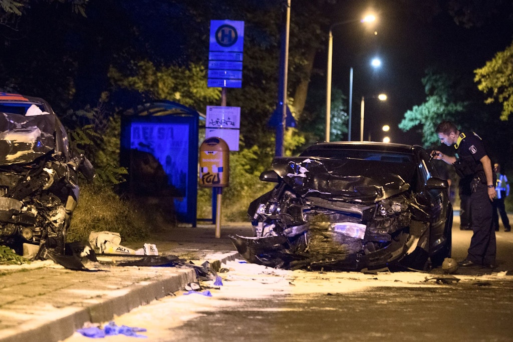 Ein Polizist untersucht ein stark beschädigtes Auto nach einem Unfall im Berliner Stadtteil Köpenick.