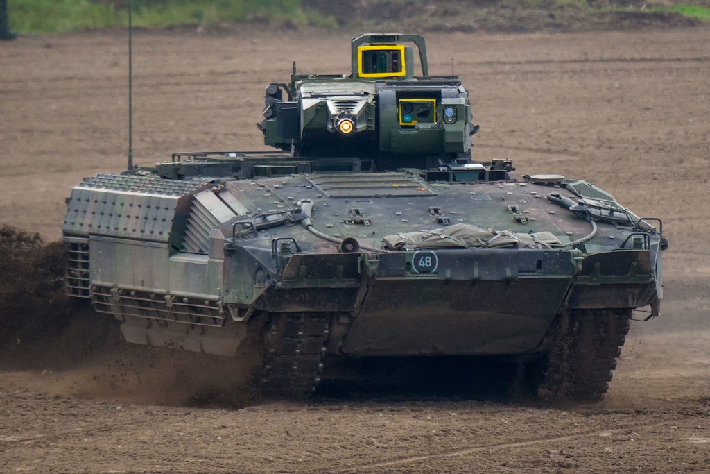 Ein Schützenpanzer vom Typ Puma fährt bei der Vorbereitung zu einer Informationslehrübung über einen Übungsplatz. (Archivfoto) 