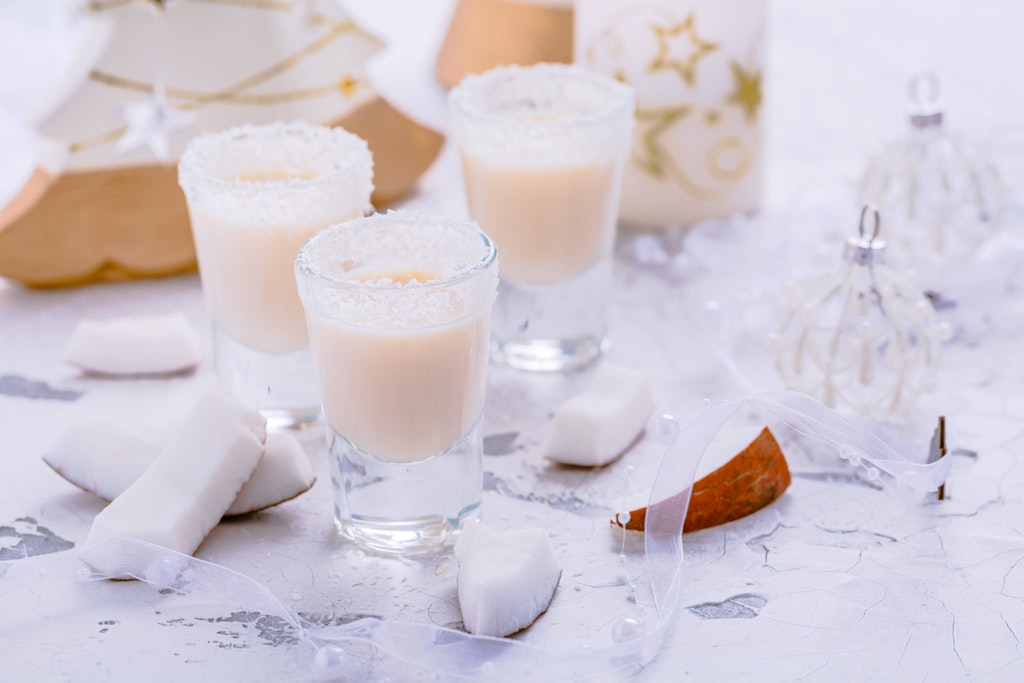 Coquito kann als Shot aber auch in größeren Gläsern serviert werden.