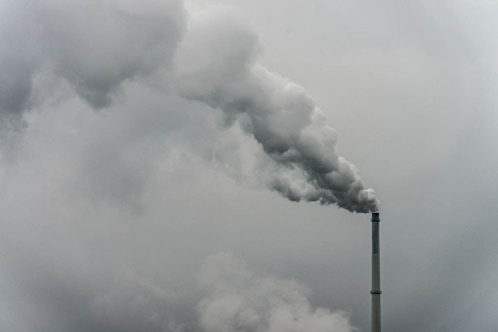 Qualm steigt aus dem Schornstein einer Fabrik. (Symbolfoto)