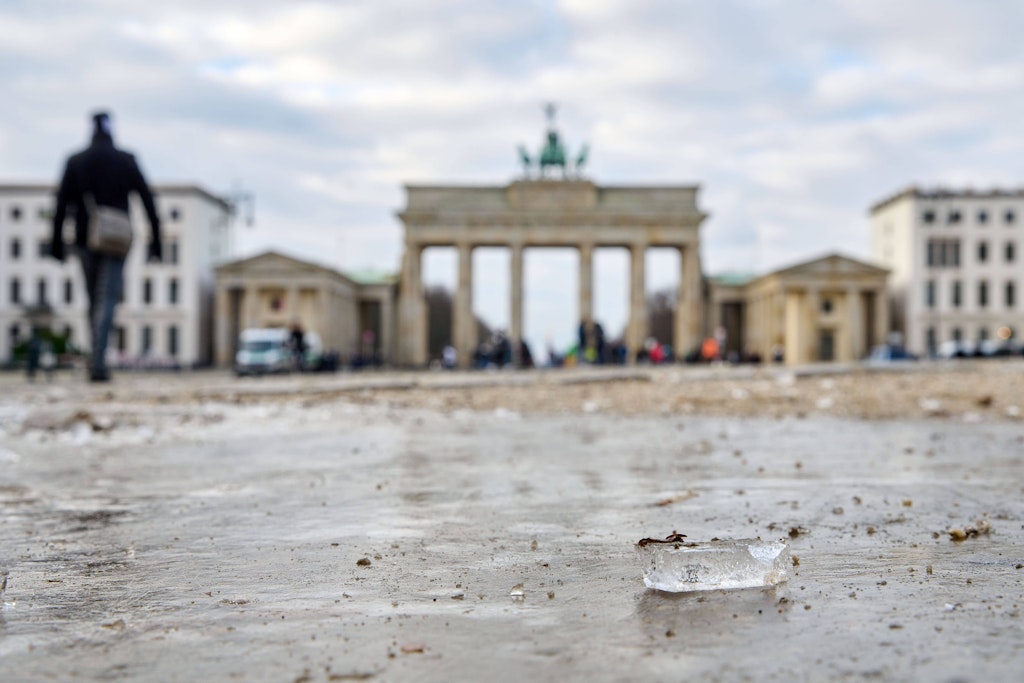 Blitzeis droht auf den Straßen und Plätzen in Berlin.
