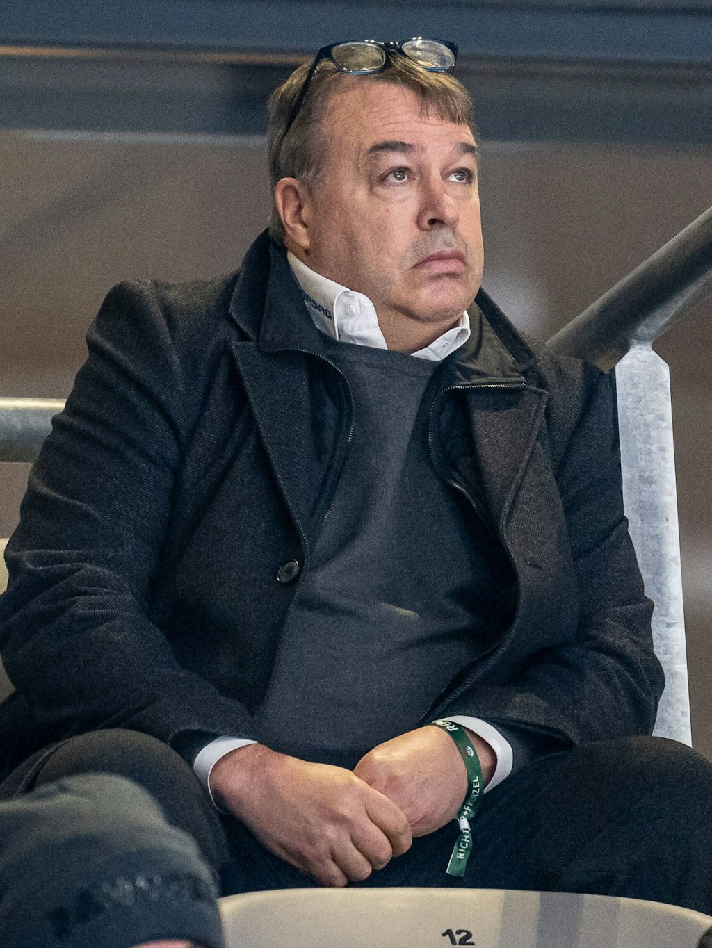 Eisbären-Sportchef Stéphane Richer verfolgt das Spiel in Augsburg beinahe regungslos.