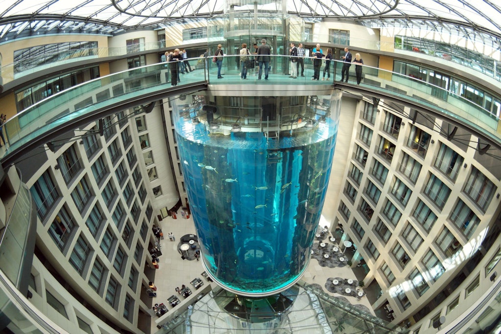 Der 16 Meter hohe Aquadom - nach dessen Zerstörung stellt sich die Frage, ob ein neues Riesen-Aquarium gebaut wird.