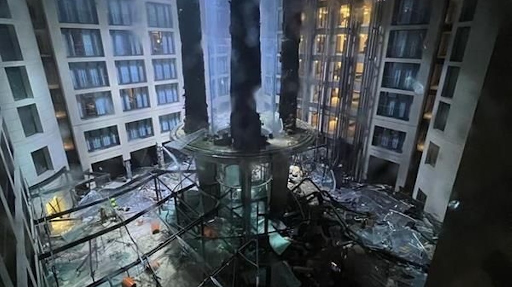 Zerplatzter Aquadom: Aufnahme aus dem Innenraum des Hotels zeigt das Ausmaß der Schäden.