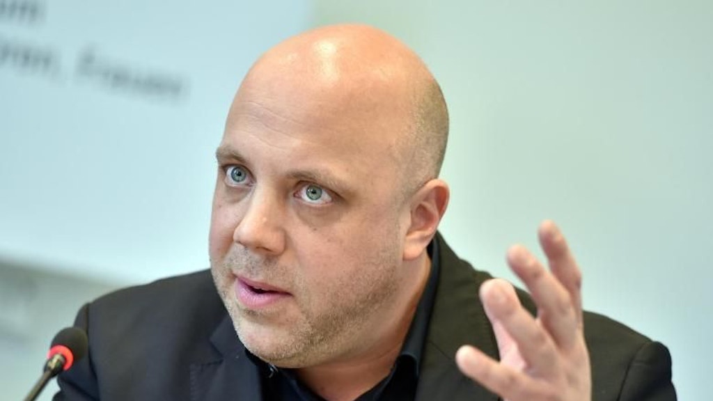 Tobias Hellenschmidt ist Leitender Oberarzt bei Vivantes. Er kann durch seine Kenntnisse die Ursachen erklären, die Partnerlosigkeit nach sich ziehen.