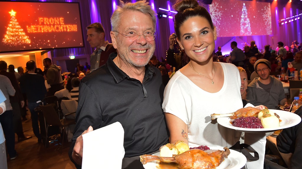 Reinhard Mey hilft den Bedürftigen: Hier verteilt der Sänger mit Tochter Victoria-Luise Gänsebraten bei der Obdachlosen-Weihnachtsfeier, die sein Freund Frank Zander organisiert hat (2019). 
