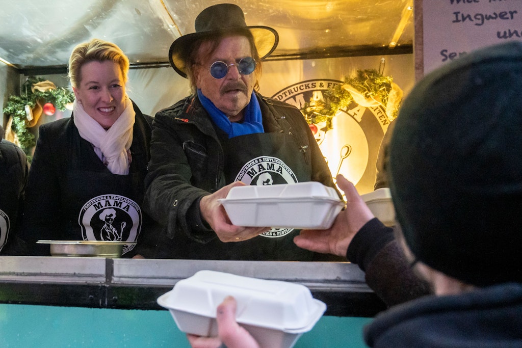Frank Zander ist mit seinem Food-Truck in Berlin unterwegs, verteilt Weihnachtsessen an die Obdachlosen. Dabei hilft ihm am Montag Franziska Giffey.