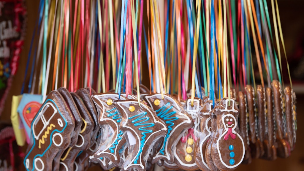 Lebkuchen hängen auf dem 17. Pulsnitzer Pfefferkuchenmarkt an einem Verkaufsstand. 