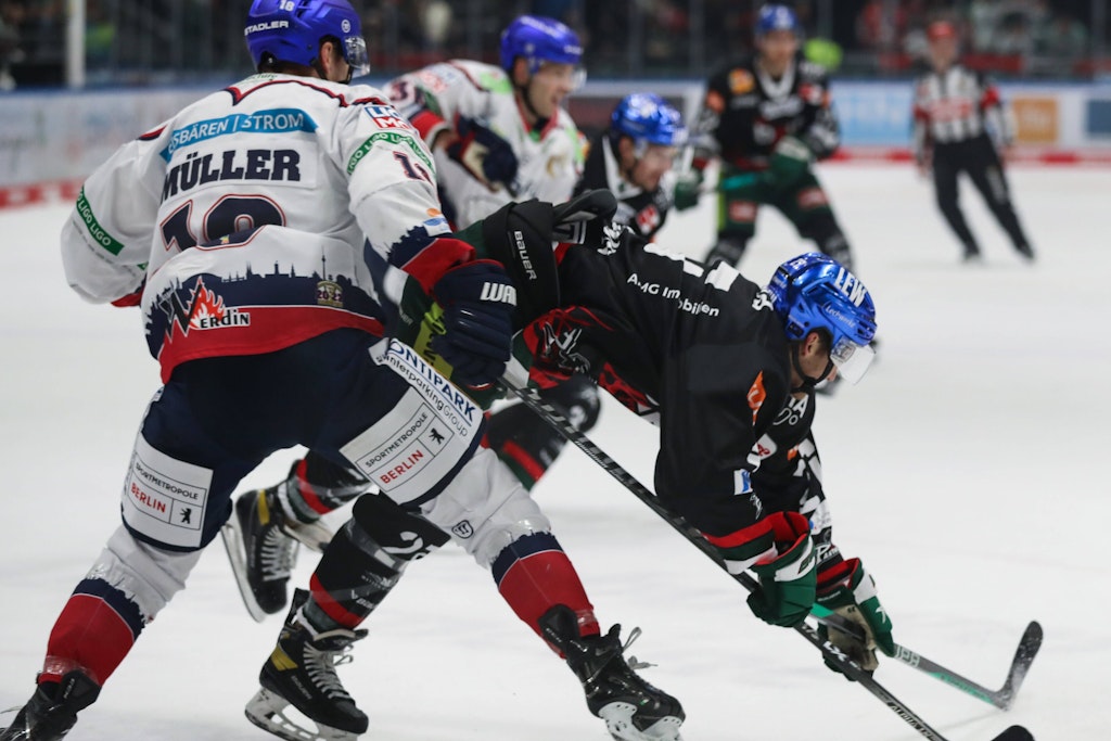 Eisbär Jonas Müller zieht in Augsburg keinen Zentimeter zurück, das bekommt auch Adam Johnson zu spüren.