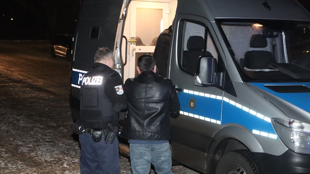 Letztlich konnte der Flüchtige von der Polizei festgenommen werden.