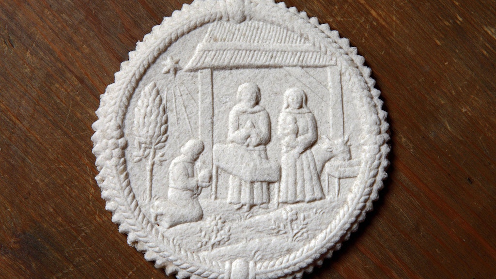Der Pfefferkuchen mit dem christlichen Motiv von der Geburt Jesu im Stall im Museum Alte Pfefferküchlerei in Weißenberg in Sachsen.
