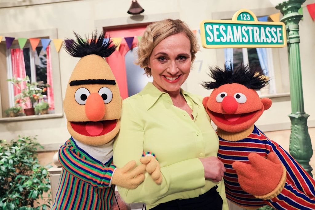 Am 8. Januar 2023 feiert die deutsche „Sesamstraße“ ihr 50-jähriges Jubiläum. Ein „Tagesthemen Special: 50 Jahre Sesamstraße“ wird von Caren Miosga moderiert.