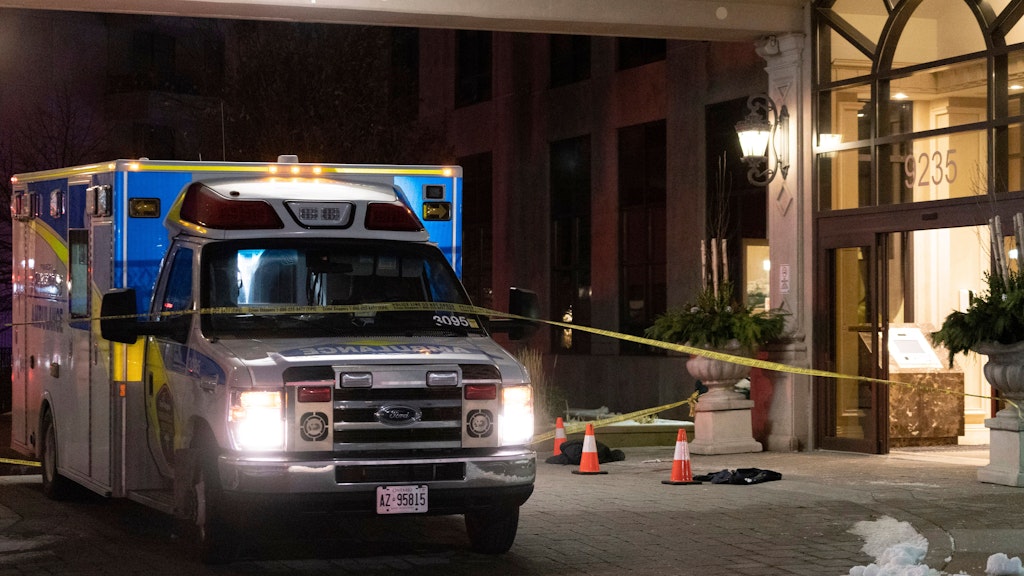 Ein Krankenwagen ist nach einer tödlichen Schießerei in Vaughan vor der Lobby eines Wohngebäudes geparkt.