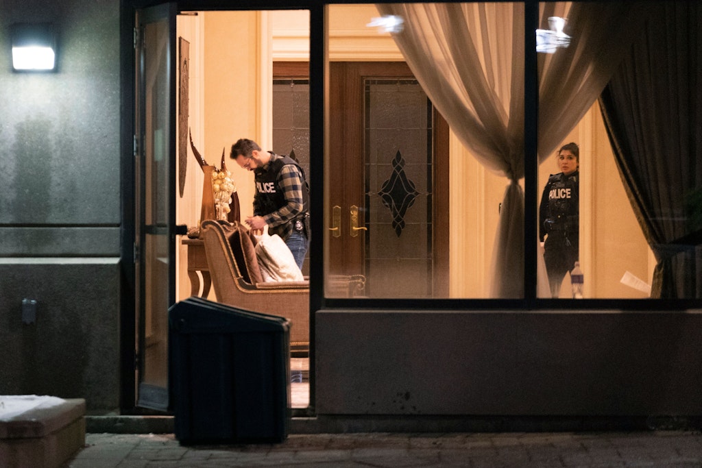 Die Polizei durchsucht die Lobby eines Wohnhauses. Mehrere Menschen sind in einem Vorort von Toronto erschossen worden.