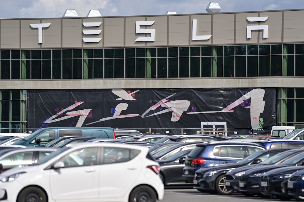 Der Haupteingang zur Fabrik der Tesla Gigafactory in Grünheide 