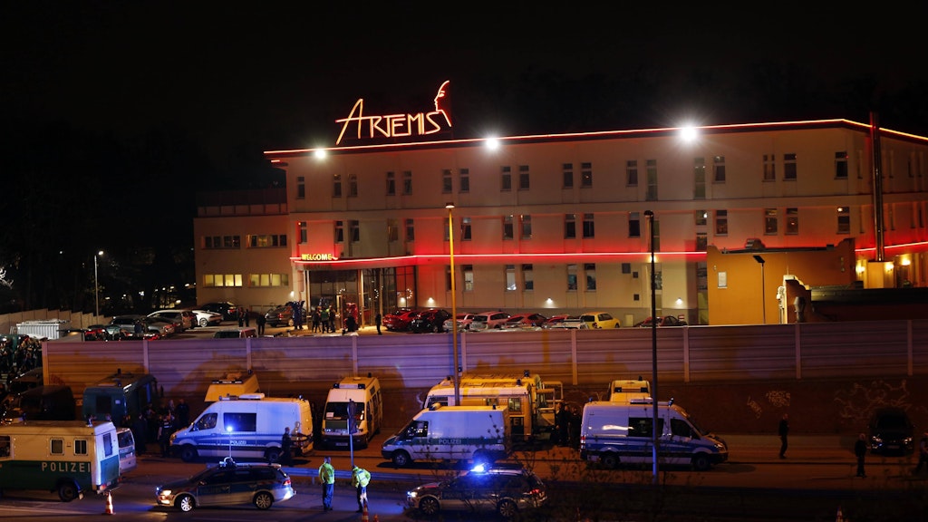 Bei der Razzia wurde das Puff Artemis von hunderten Polizisten und Zollfahndern durchsucht.