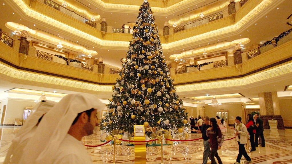 Mehr als elf Millionen Dollar war im Dezember 2010 die Dekoration der glitzernden Riesentanne in einem Hotel in Abu Dhabi (Vereinigte Arabische Emirate) wert.