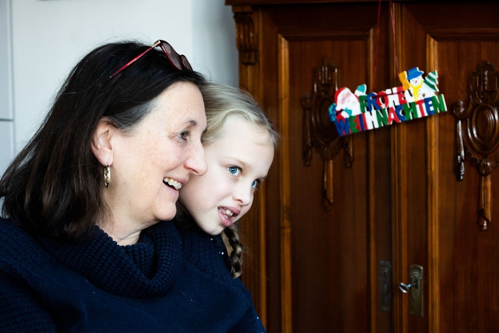 Die 6-jährige Yeva aus der Ukraine schaut in Berlin über die Schulter ihrer Gastgeberin Rosemarie. 