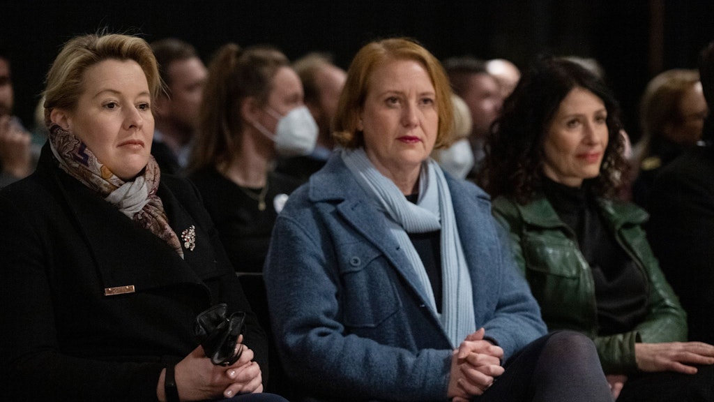 Berlins Regierende Bürgermeisterin Franziska Giffey (v.l.), Bundesfamilienministerin Lisa Paus und Umweltsenatorin Bettina Jarasch nehmen an der Gedenkveranstaltung in der Gedächtniskirche teil. Christophe Gateau/dpa