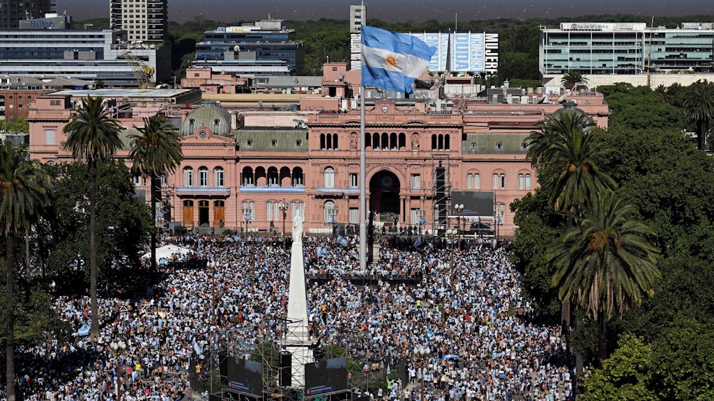 Argentinische Fußball-Fans sind in Massen gekommen, um ihre WM-Helden in Buenos Aires zu feiern. 