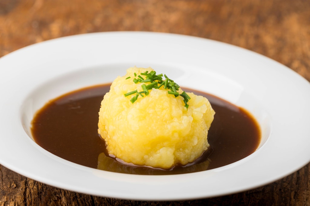 Kartoffelklöße gehören zu Weihnachten einfach dazu. Mit unserem Rezept machen Sie die Knödel ganz leicht selber.