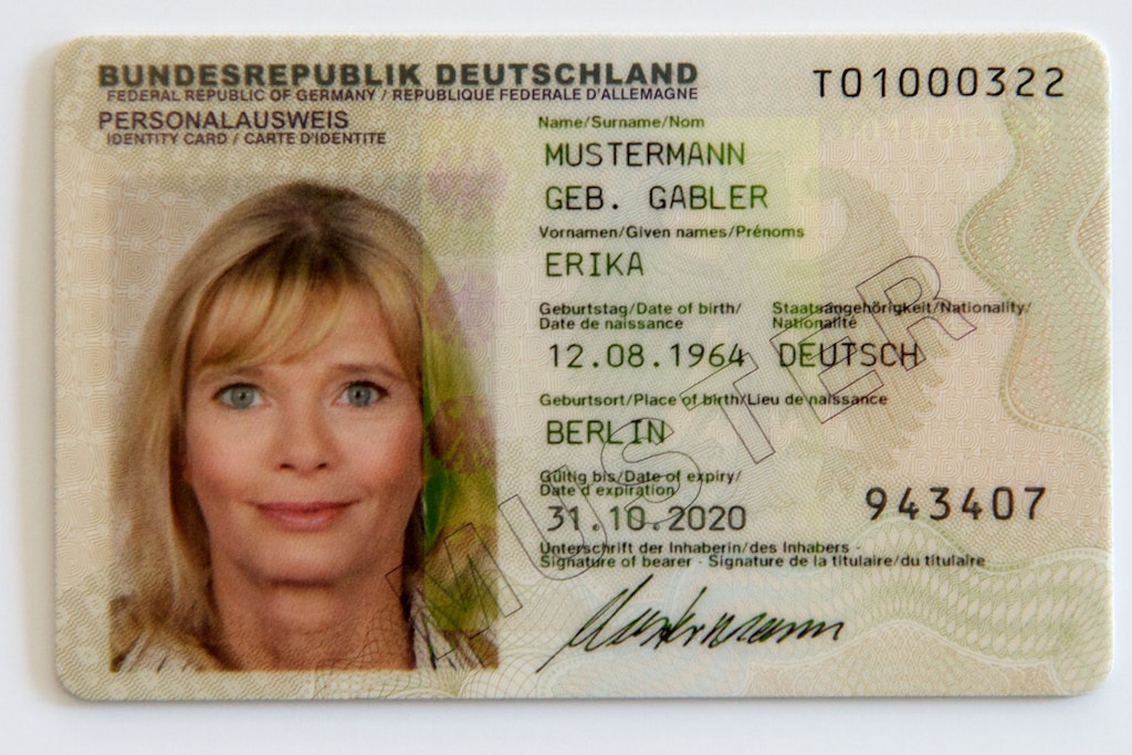 Nur eine muss sich keine Sorgen machen, dass sie nicht rechtzeitig einen Termin zur Verlängerung ihres schon 2020 abgelaufenen „Persos“ bekommen könnte: Erika Mustermann ...