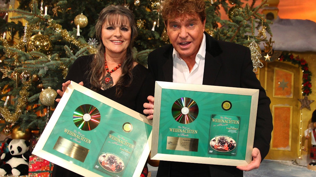 Frank Schöbel mit Aurora Lacasa: Der Sänger nahm in den 80er-Jahren mit seiner damaligen Frau die TV-Sendung und Platte Weihnachten in Familie auf. 2011 gab es für die DVD Gold.
