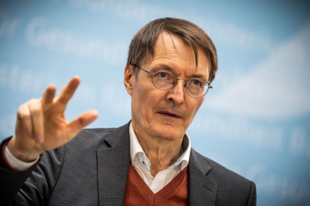 Bundesgesundheitsminister Karl Lauterbach plant Änderungen bei den Preisregeln für Kinderarzneimittel, um gegen Lieferschwierigkeiten vorzugehen. 