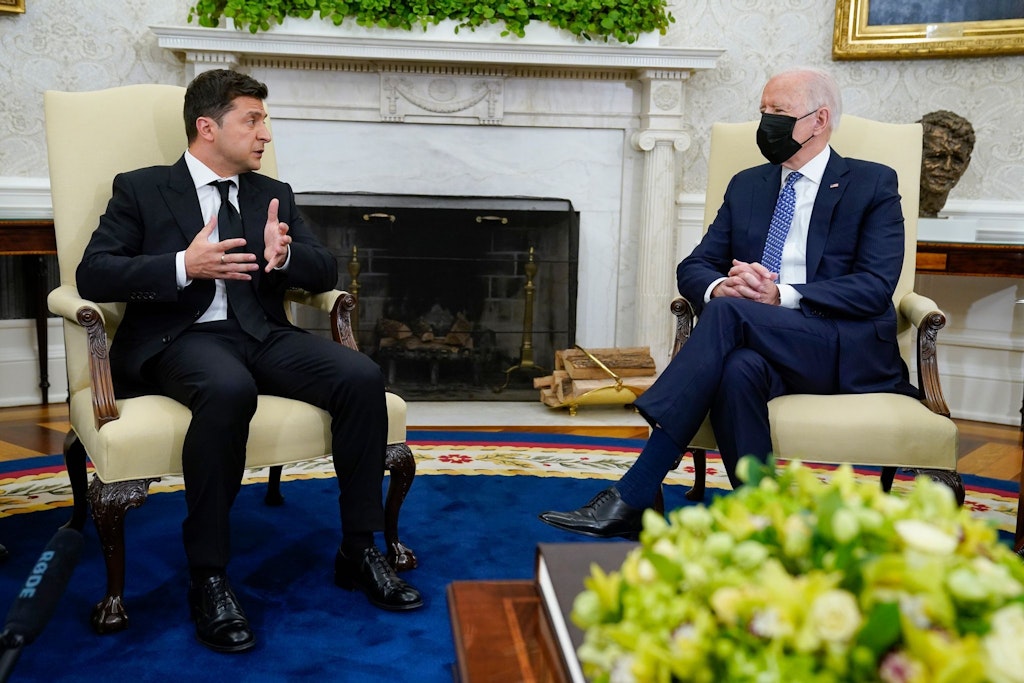 US-Präsident Joe Biden spricht am 01.09.2021 mit seinem ukrainischen Amtskollegen Wolodymyr Selenskyj bei dessen Besuch im Oval Office. Zu einem solchen Treffen soll es jetzt wieder kommen.