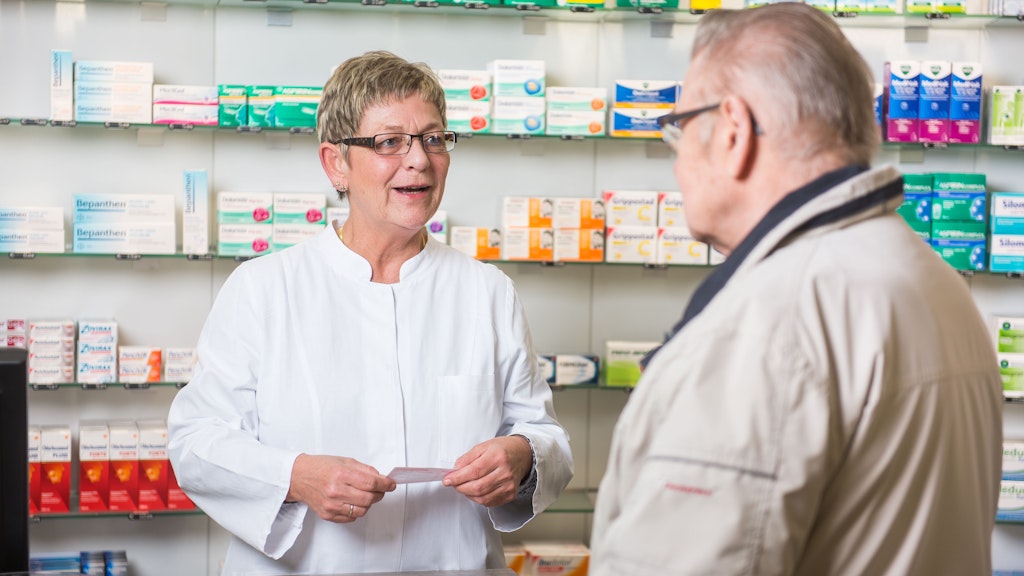 In einer Apotheke arbeiten sehr oft Frauen. Auch deshalb wird der Warnhinweis geändert. 